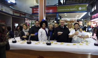 El Mercat Central reparteix 50 quilos de botifarra d’ou durant l’esmorzar de Dijous Gras