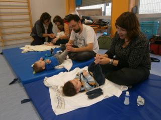 Foto del taller de reflexologia podal del programa Família i Ciutat