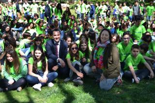 Foto de la campanya de sensibilització ambiental pel centre amb 350 alumnes de secundària