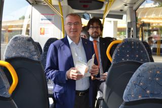 Foto de la presentació del bus exprés.cat entre Reus i Salou