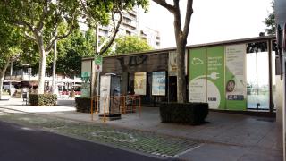 Foto del nou punt de recàrrega a la plaça de la Llibertat