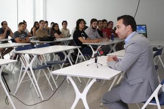 Foto de la roda de premsa amb els alumnes de la Casa d'Oficis