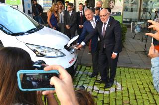 Foto de la inauguració del punt de recàrrega ràpida