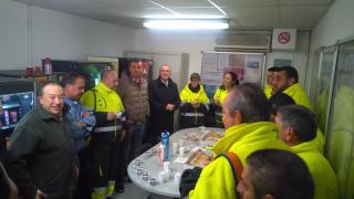 Foto de l'esmorzar de l'alcalde amb els treballadors del primer torn del servei de neteja