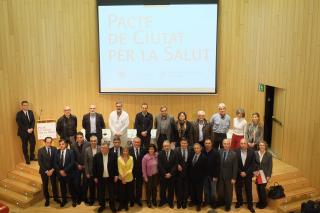 Foto de grup dels signants i les adhesions al Pacte de Salut