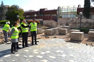 Foto de la visita a es obres de reforma de l’entorn del Tanatori Municipal de Reus
