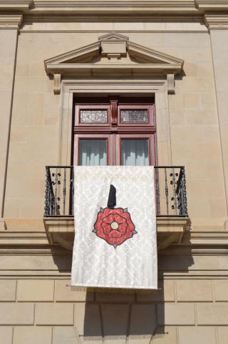 Foto de la bandera amb el crespó negre al balcó de l'ajuntament