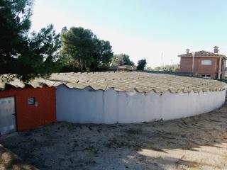 Foto del dipòsit d'aigua d'El Pinar que s'està reparant