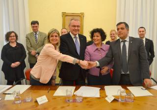 Foto de l'acte de signatura del pacte de govern