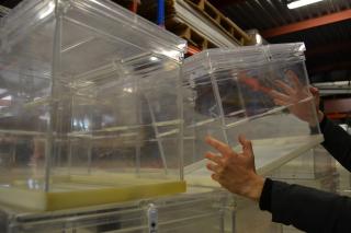 Foto d'urnes electorals al magatzem de les Brigades Municipals