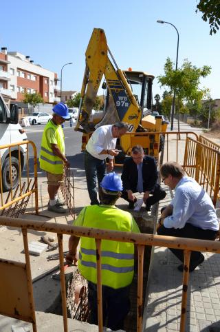 L'alcalde i els regidors visiten les obres del carrer Flix.