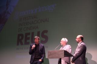 Imatge de la gala inaugural de Memorimage 2016 amb la intervenció del director del documental 