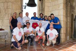 L'alcalde amb els membres de la Jove Cambra i de Bravium Teatre al Campanar de la Prioral