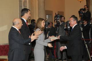 L'alcalde de Reus recull el premi de la mà dels Prínceps d'Astúries.