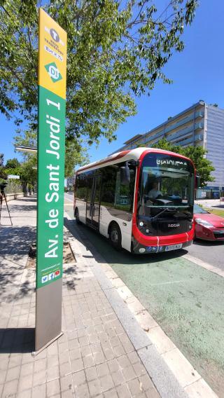 Minibús elèctric a la parada del BUS x TU