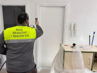 Pla de xoc de pintura a les escoles públiques municipals inici a l'Escola Rosa Sensat