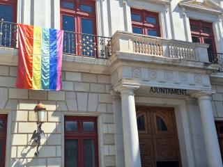 Domàs LGTBI penjat al balcó de l'Ajuntament