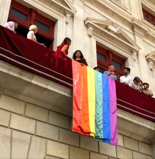 Domàs LGTBI penjat al balcó de l'ajuntament de Reus