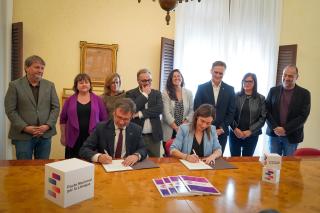 Signatura del document d'adhesió al Pacte Nacional per la Llengua