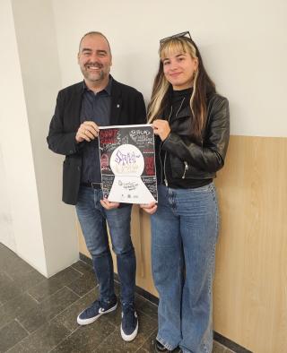 El regidor i una jugadora de l'equip mostren el cartell de l'Spuky Camp