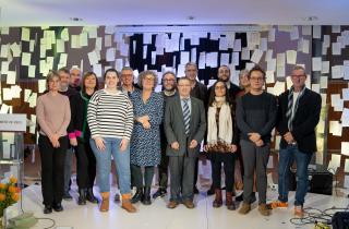 Foto de grup de tots els premiats als premis Ciutat de Reus Diré el que em fuig 2024