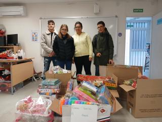 Donació de joguines de l'IFE de Domènech i Montaner al Centre Social El Roser