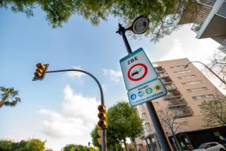 Cartell ZBE i semàfor