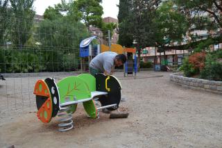 Instal·lació jocs adaptats per a infants amb mobilitat reduïda