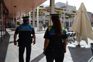 Una parella d'agents de la Guàrdia Urbana patrulla pel centre de la ciutat.
