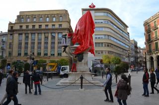 L'estàtua del General Prim embolicada de vermell