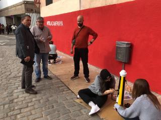 Carles Prats a la pintada de pilones carrer Sant Llorenç