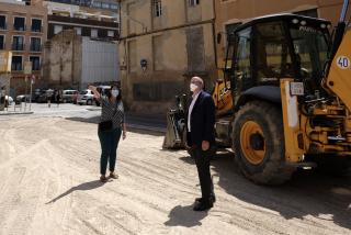 Carles Pellicer i Marina Berasategui a les obres de la zona blava del Carme