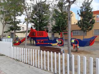Treballs de la Brigada a la zona de jocs infantils de la plaça del Racó de l'Avi