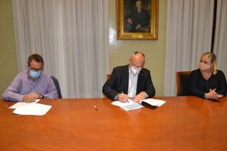 Signatura del conveni entre l'Ajuntament i la FAVR