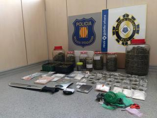 Material decomissat operació conjunta Mossos d'Esquadra i Guàrdia Urbana al carrer del Roser