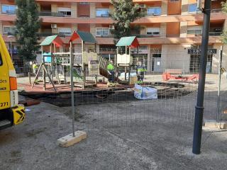 Treballs de les Brigades a la zona de jocs infantils de la plaça de la Fumera