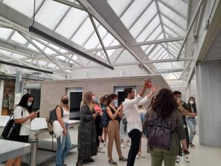 Visita dels alumnes de l'Escola d'Art i Disseny al Centre Social El Roser