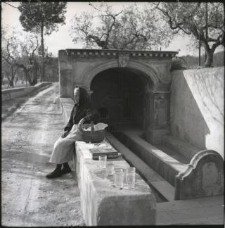 La venedora d'anissos. Crèdits de la foto: Centre de la Imatge Mas Iglesias de Reus / Col·leció Josep Ornosa Soler / Autor: Josep Ornosa Soler, circa 1960
