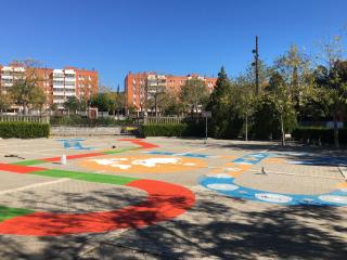 Jocs pintat a la plaça de la Sagrada Família del barri Gaudí