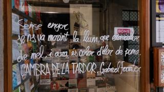 Poema Gabriel Ferrater en un aparador d'una botiga