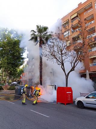 Bombers apagant la crema d'un contenidor a l'avinguda de Jaume I