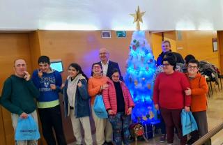 El Taller Baix Camp decora l'arbre de Nadal de la regidoria de Benestar Social