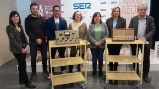 Foto de família de la cessió de la digitalització del fons sonor de Ràdio Reus