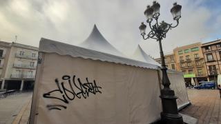 Pintada en una carpa de Sant Jordi a la plaça del Mercadal