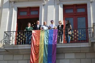 Domàs al balcó del palau municipal amb motiu del dia internacional contra l’LGBTIFòbia