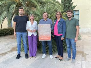 Les regidores Llauradó i Escoda amb membres de l'AVV El Pinar
