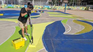 Pintades hortizontals artista Chenxin Tang a l’escola Cèlia Artiga