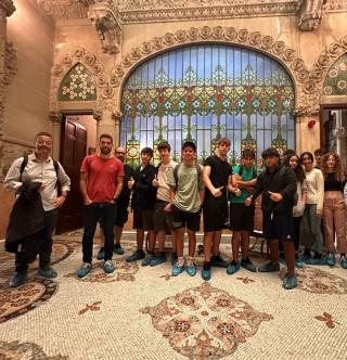 Alumnes del projecte EducaDomènech a la Casa Navàs