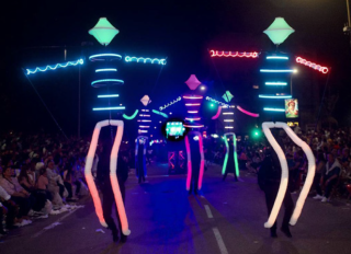 Imatge d'un espectacle itinerant a la ciutat