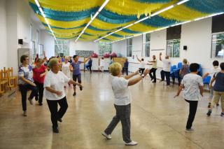 Imatge d'arxiu d'un curs de gimnàstica per a gent gran a un centre cívic de Reus